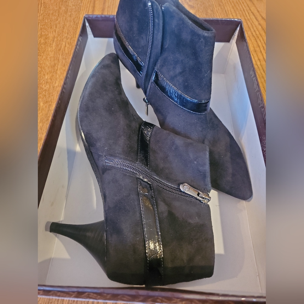 Adrienne Vittadini Jeb Black Suede Booties 2.5" Heel Size 8.5